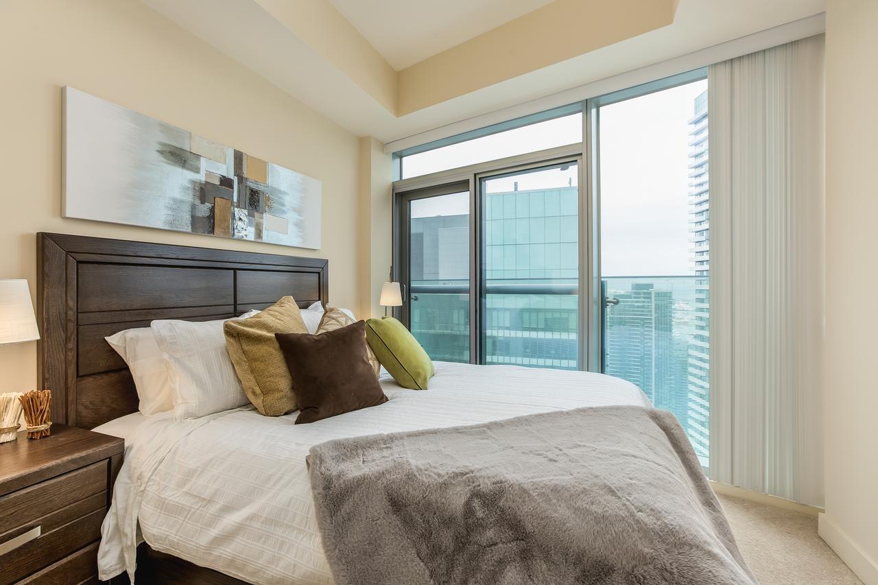 Upscale 3-Bedroom With Gorgeous Lake View Toronto Kültér fotó